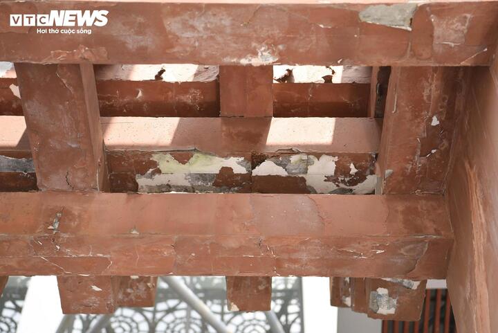 Nhiều mảng tường bong tróc, loang lổ hở cả sắt thép bên trong.