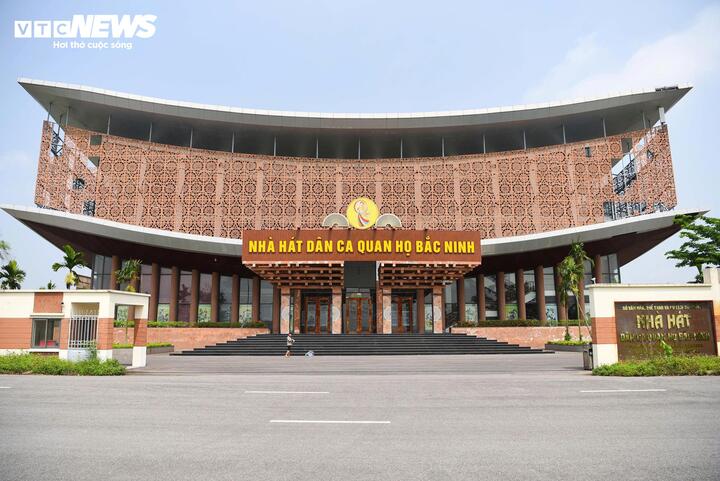 Trả lời Báo Điện tử VTC News, ông Phạm Văn Thắng, Giám đốc Nhà hát Dân ca quan họ Bắc Ninh, thừa nhận công trình đang chịu tác động nặng nề từ thời tiết cực đoan. “Sau thời gian sử dụng, một số hạng mục đã xuống cấp. Chúng tôi rất mong các cấp có thẩm quyền sớm quan tâm bố trí kinh phí để cải tạo, sửa chữa, bảo đảm an toàn và giữ gìn hình ảnh công trình văn hóa tiêu biểu của tỉnh", ông Thắng bày tỏ.