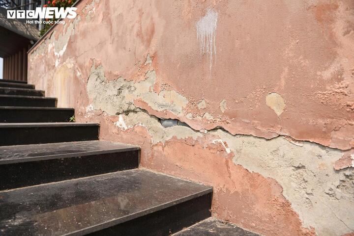 Nhiều khu vực bong tróc từng mảng, hở cả ống nước.