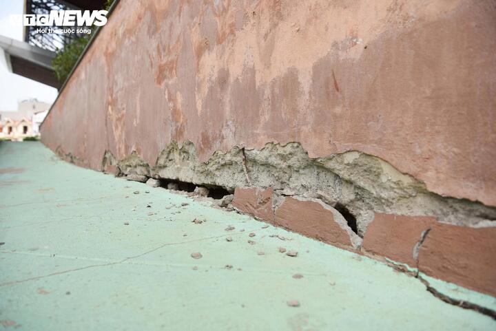 Dấu hiệu xuống cấp nghiêm trọng với những vết nứt sâu kéo dài dọc theo chân tường, lộ cả những thanh sắt tiềm ẩn nguy cơ mất an toàn về kết cấu tại Nhà hát quan họ Bắc Ninh.