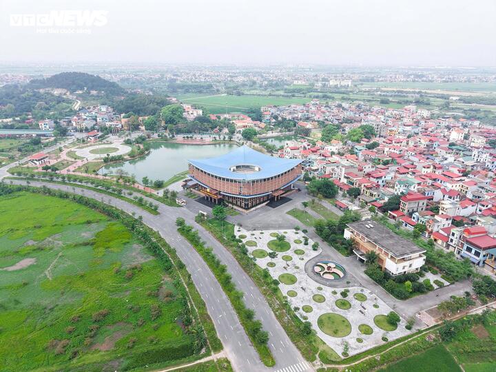 Trước thời điểm hợp nhất tỉnh, Sở Văn hóa, Thể thao và Du lịch Bắc Ninh đã báo cáo UBND tỉnh về việc sửa chữa Nhà hát Dân ca quan họ Bắc Ninh. Tỉnh giao Sở Xây dựng rà soát hiện trạng, đề xuất kinh phí và phương án cải tạo. Dự kiến, công trình sẽ được sửa chữa đồng bộ từ khu vực sảnh, mặt ngoài, hệ thống trang trí, cây xanh đến sân khấu, âm thanh, ánh sáng và trang thiết bị phòng thu. Tuy nhiên, đến nay việc cải tạo chưa được triển khai.