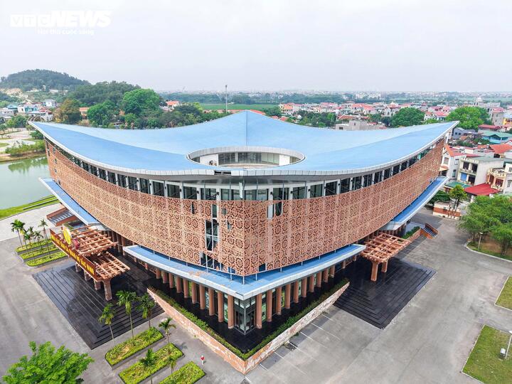 Dù mới đưa vào sử dụng từ năm 2020 và được coi là linh hồn của vùng đất di sản, nhưng Nhà hát Dân ca Quan họ Bắc Ninh hiện rơi vào tình trạng xuống cấp nghiêm trọng, nhiều hạng mục hư hỏng, bong tróc khiến người dân và du khách không khỏi xót xa.