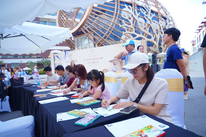 Mỗi du khách tự tay vẽ nên thế giới đại dương của riêng mình qua công nghệ tương tác hiện đại.