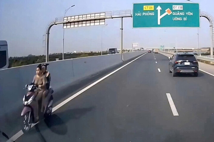 Hai thiếu nữ đi ngược chiều trên cao tốc.