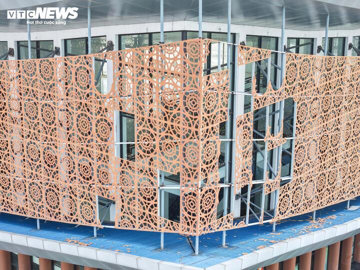 Nhiều tấm trang trí của nhà hát đã rơi vỡ, ảnh hưởng đến mỹ quan cũng như an toàn của người dân.