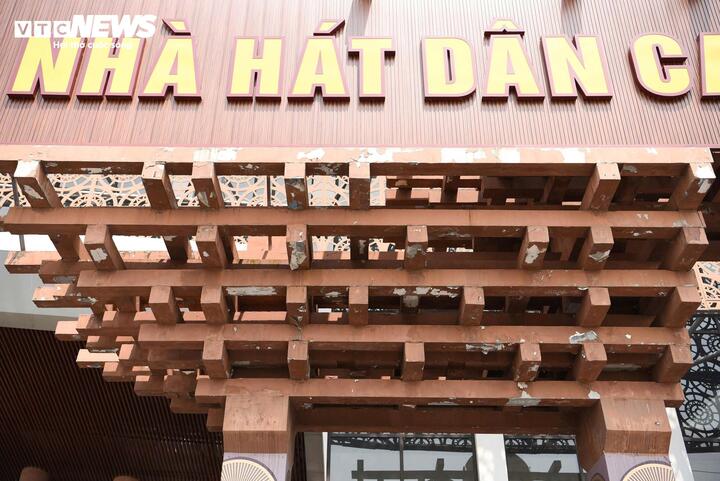 Chị Nguyễn Thanh Huyền, một du khách từ Hà Nội lần đầu cùng bạn bè về thăm đền Giếng, không giấu nổi sự thất vọng khi bước chân vào khuôn viên nhà hát: “Đây là lần đầu tiên tôi tới Đền Giếng và tham quan nhà hát quan họ cùng bạn. Đến đây, tôi thấy rất ngạc nhiên vì cơ sở vật chất đang xuống cấp, nhiều hạng mục của tòa nhà hư hỏng đã lâu mà không được sửa chữa. Một công trình mang tính biểu tượng như thế này mà để hoang lạnh, nứt vỡ thì thật là phí phạm”.