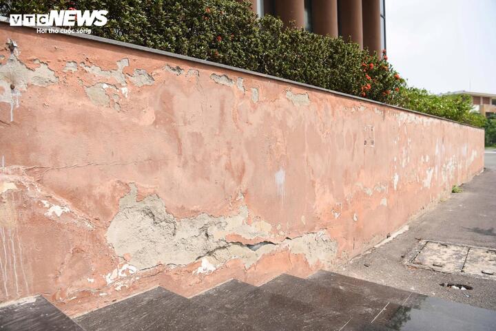 Tại khu vực sảnh chính, nền đá bị sụt lún, tạo thành những vết nứt toác, lồi lõm gây nguy hiểm cho người đi bộ.