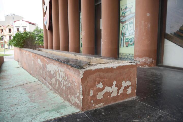 Anh Trần Văn Nam, du khách đến từ Hải Phòng, cho biết anh từng nghe nhiều về vùng đất quan họ nhưng khi tận mắt chứng kiến hiện trạng công trình thì không khỏi chạnh lòng. "Nhà hát có kiến trúc đẹp, vị trí rất thuận lợi, nằm ngay gần các điểm du lịch nổi tiếng. Nếu được đầu tư, chăm chút tốt hơn, nơi đây chắc chắn sẽ hấp dẫn hơn rất nhiều”.