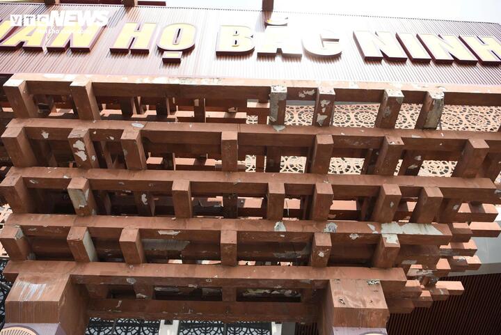 Cấu trúc giàn gỗ (bê tông) phức tạp tại lối vào Nhà hát Dân ca quan họ Bắc Ninh bị bong tróc sơn trông rất nhếch nhác.