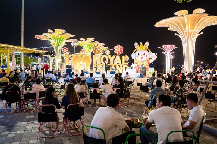 Cộng đồng cư dân đông đảo tạo nên nhịp sống sôi động cho thành phố Đảo Hoàng Gia.