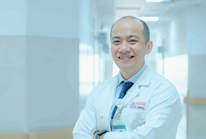 BS CKI Lê Quang Huy hiện đang công tác tại Khoa Ngoại Thần kinh, Bệnh viện Đà Nẵng. (Ảnh: NVCC)