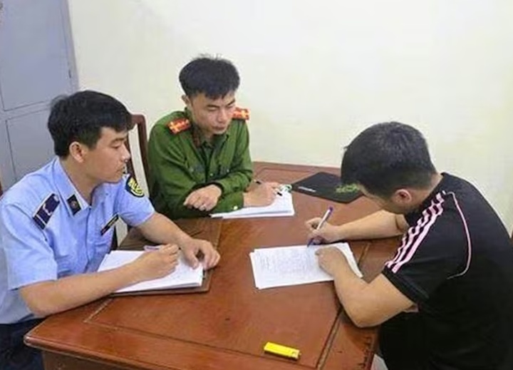 Lực lượng chức năng đang lập biên bản, củng cố hồ sơ để xử lý N.T.N. (Ảnh: Công an phường Sầm Sơn)