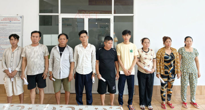 9 đối tượng trong băng nhóm thứ 2 chuyên cướp giật tài sản tại Tân Huê Viên. (Ảnh: Công an TP Cần Thơ)