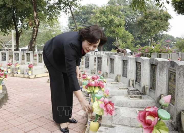 Đại biểu thắp hương tri ân các Anh hùng - Liệt sĩ tại Nghĩa trang Liệt sĩ Tân Biên (Nghĩa trang Liệt sĩ Đồi 82). (Ảnh: Thống Nhất/TTXVN)