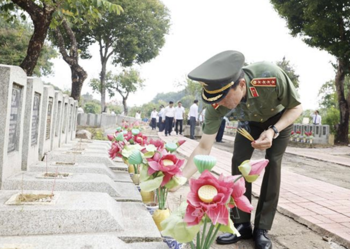 Đại biểu thắp hương tri ân các Anh hùng - Liệt sĩ tại Nghĩa trang Liệt sĩ Tân Biên (Nghĩa trang Liệt sĩ Đồi 82). (Ảnh: Thống Nhất/TTXVN)