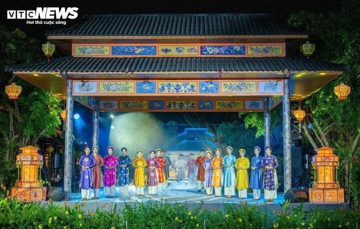 Các màn trình diễn áo dài Huế kết hợp Hanbok tạo nên sự giao thoa văn hóa thú vị thu hút nhiều du khách tham gia.