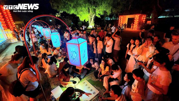 Bên cạnh các nghi lễ cung đình, “Hoàng cung Huyền ảo” còn mở ra nhiều không gian trải nghiệm đa dạng như trò chơi cung đình, thực tế ảo VR “Đi tìm Hoàng cung đã mất”, không gian “Đế đô Khảo cổ ký”..., được nhiều du khách trẻ tuổi, khách quốc tế đặc biệt ưa thích.