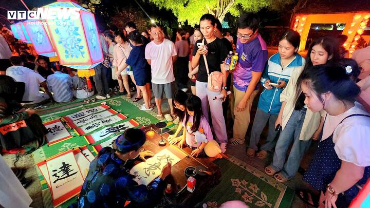 Từ ngày 25/4 đến nay, lượng du khách đến Huế rất đông. Các khách sạn, nhà nghỉ, homestay ở địa phuơng này luôn trong tình trạng khan phòng; các điểm du lịch và bãi biển... luôn ken đặc người.