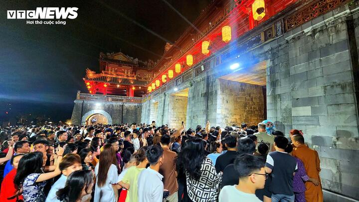 Dòng người chen chúc nhau đi qua Ngọ Môn vào trong Đại nội Huế để tham gia trải nghiệm các hoạt động đặc sắc tại chương trình "Hoàng cung huyền ảo".