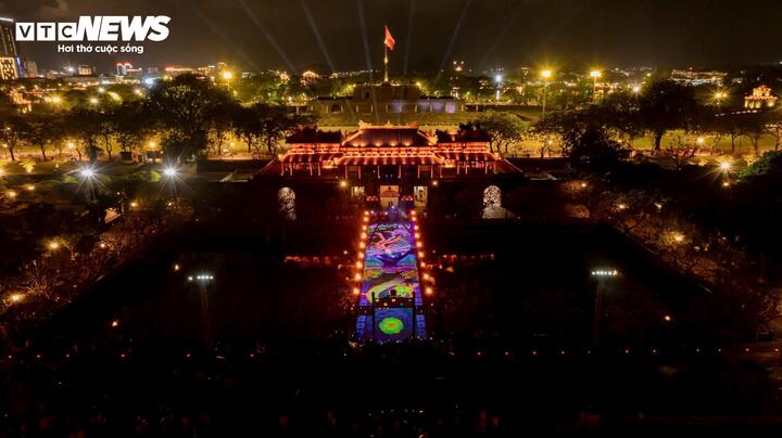 Trong khuôn khổ Festival Huế 2026, chương trình “Hoàng cung huyền ảo” diễn ra từ 20h các buổi tối từ 25/4-28/4/2026 tại Đại Nội Huế (thuộc Quần thể di tích Cố đô Huế được UNESCO công nhận là di sản văn hoá thế giới).