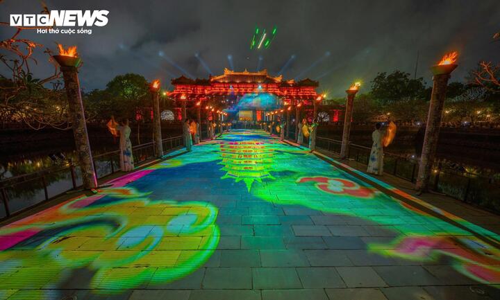 Anh Lê Chung - du khách tham gia sự kiện "Đêm Hoàng cung huyền ảo" hào hứng nhận xét: "Chương trình được dàn dựng công phu, tái hiện sinh động không gian hoàng cung về đêm thông qua chuỗi hoạt động nghệ thuật và trải nghiệm đặc sắc như Lễ Đổi gác tại Ngọ Môn kết hợp hiệu ứng khai hỏa thần công; không gian ánh sáng huyền ảo với hệ thống đuốc thắp sáng, trình diễn 3D mapping họa tiết cung đình ở cầu Trung Đạo (nối Ngọ Môn vào sân điện Thái Hoà)".