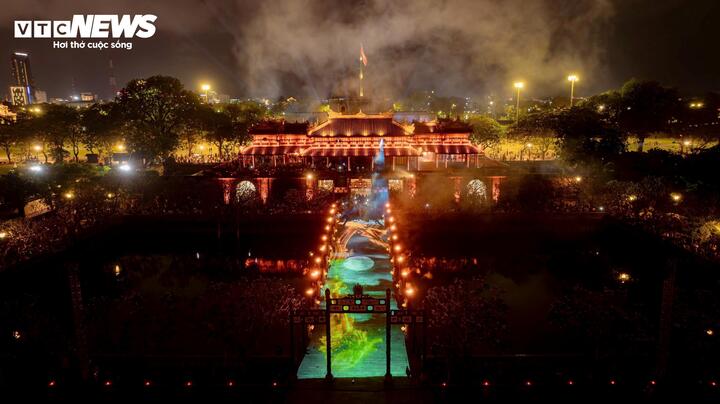 Đại nội Huế rực sáng với vẻ đẹp lung linh, huyền ảo về đêm.