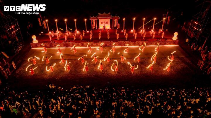 Khu vực sân điện Thái Hoà chật kín du khách xem các nghệ sỹ tái hiện hình ảnh cung nữ triều Nguyễn múa đèn lồng.