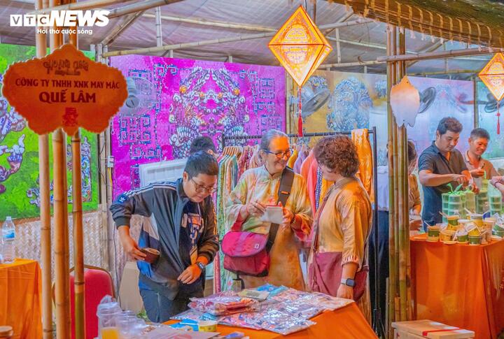 Nhiều du khách nước ngoài thích thú tìm hiểu đời sống cung đình về đêm, phiên chợ hoàng cung với không gian văn hoá đặc sắc.