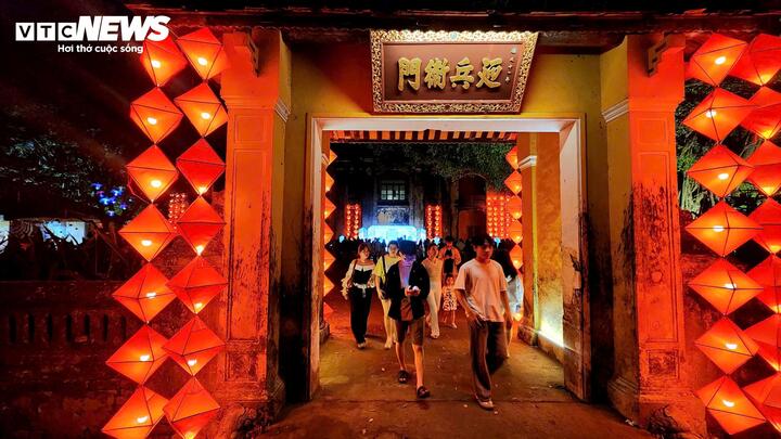 Đến Đại nội Huế về đêm những ngày này, du khách thích thú thưởng thức những món ăn truyền thống tại khu vực "ẩm thực miền Kinh đô" trong di tích Phủ Nội vụ triều Nguyễn.