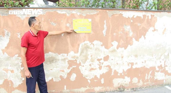 Ông Nguyễn Văn Trọng, Tổ trưởng tổ dân phố Viêm Xá, bức xúc chia sẻ: “Nhà hát quan họ xuống cấp đã lâu nhưng không được sửa chữa nên nhìn rất mất mỹ quan. Mỗi ngày có rất nhiều đoàn khách đến tham quan đền Giếng, Thủy tổ Vua Bà rồi ghé qua đây định chụp ảnh kỷ niệm, nhưng thấy cảnh tượng này họ đều ngán ngẩm quay đi. Việc này khiến nhà hát không thu hút được nhiều người dân đến tham quan dù nơi đây nằm ở vị trí du lịch đắc địa, nhất là dịp đầu năm".