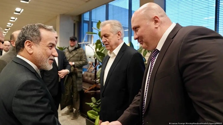 Ngoại trưởng Iran Abbas Araghchi được các quan chức đón tiếp trong chuyến thăm Nga để hội đàm với Tổng thống Vladimir Putin, ngày 27/4/2026 (Ảnh: Bộ Ngoại giao Iran/Anadolu Agency).