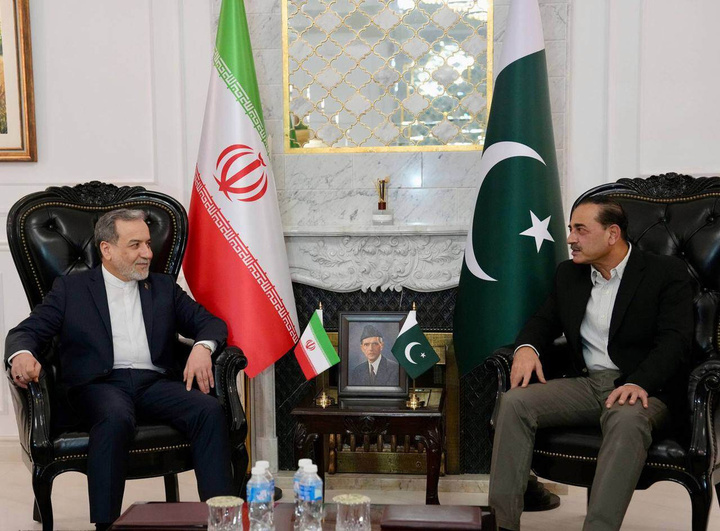 Ngoại trưởng Iran Abbas Araghchi (trái) gặp Tư lệnh quân đội Pakistan Asim Munir tại Islamabad, Pakistan, ngày 25/4/2026. (Ảnh: AP)