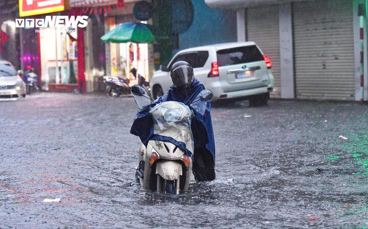 Trước kỳ nghỉ lễ 30/4-1/5, miền Bắc đón không khí lạnh yếu, trời tiếp tục mưa dông. (Ảnh minh hoạ)