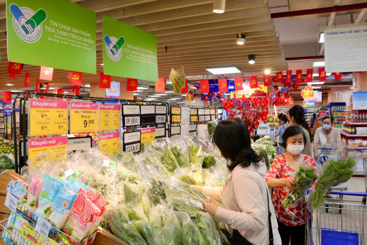 Các siêu thị đẩy mạnh khuyến mãi đón sức mua cộng hưởng từ 2 kỳ nghỉ lễ gần nhau. (Ảnh: Hà Linh)