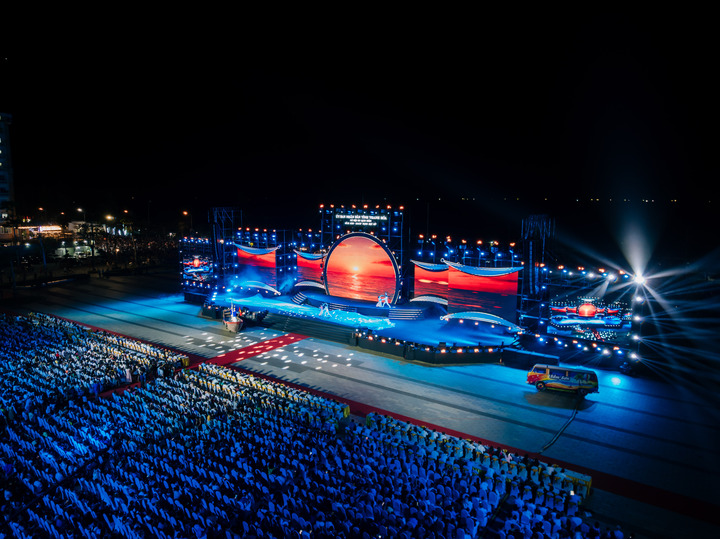 Không gian sân khấu hoành tráng, kết hợp công nghệ tạo hiệu ứng thị giác ấn tượng.