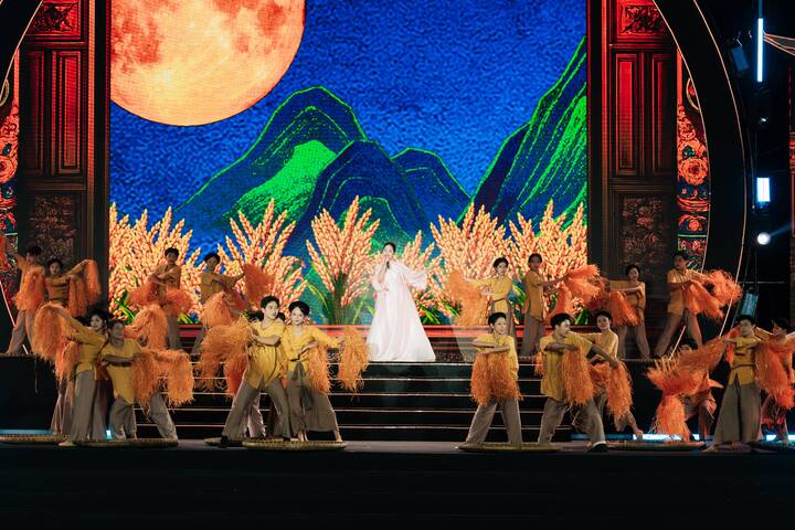 Âm nhạc và vũ đạo truyền thống khắc họa chân dung Sầm Sơn giàu bản sắc.