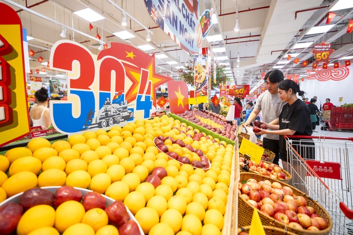 Lễ 30/4 luôn là dịp các nhà bán lẻ tung khuyến mãi mạnh nhất năm để kích cầu. (Ảnh minh họa: Hà Linh)