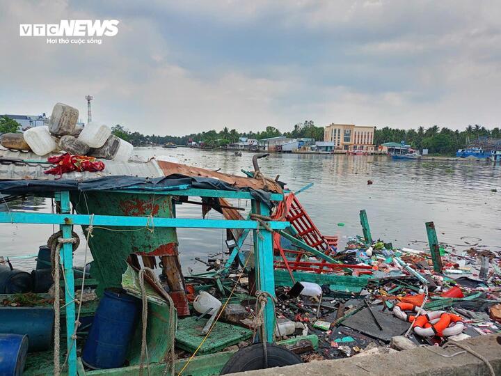 Chiếc tàu bị cháy, nổ.