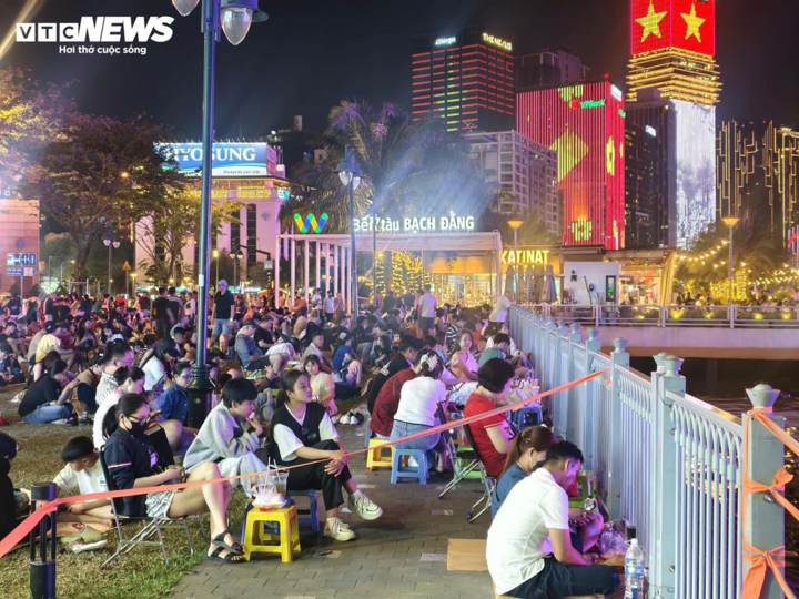 Công viên bờ sông luôn là sự lựa chọn xem pháo hoa "giá rẻ" của nhiều gia đình, nhiều nhóm bạn trẻ ở TP.HCM. (Ảnh: Hoàng Thọ)