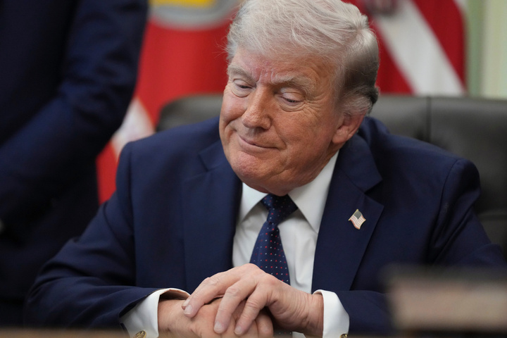 Tổng thống Trump tại Phòng Bầu dục, Nhà Trắng ngày 23/4. (Ảnh: AP/Mark Schiefelbein)