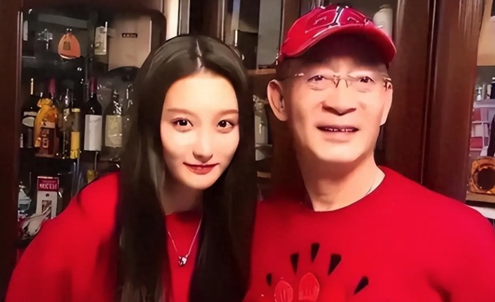 Bức ảnh hiểm hoi của Lục Tiểu Linh Đồng bên con gái.