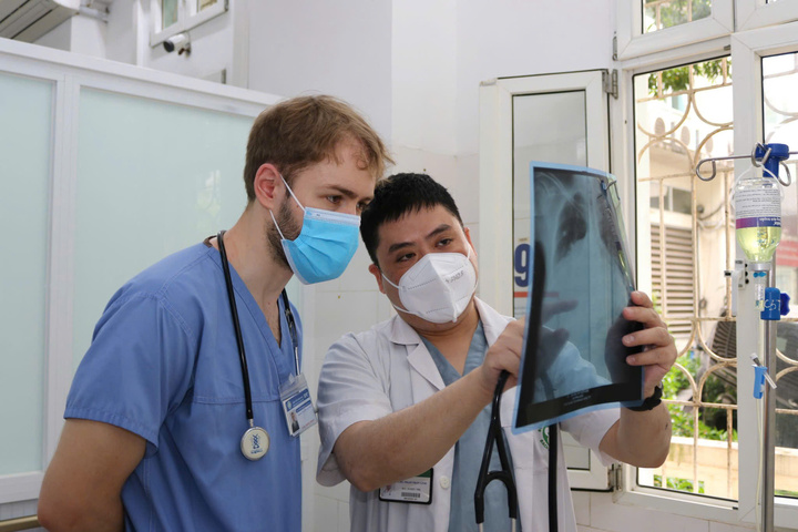 Sinh viên trường Imperial College London, Anh quốc được bác sĩ Bệnh viện Bạch Mai hướng dẫn thực tập (Ảnh: BV Bạch Mai)
