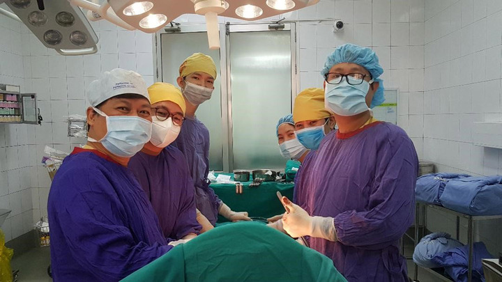 Sinh viên nước ngoài tham gia phụ mổ tại bệnh viện Việt Đức (Ảnh: BVCC)