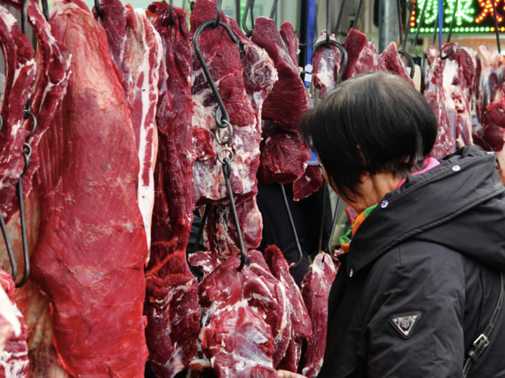 Thịt bò treo bày bán tại một khu chợ ở Trung Quốc. (Ảnh: Getty)
