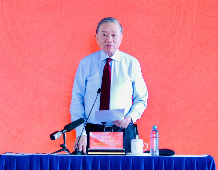 Tổng Bí thư, Chủ tịch nước Tô Lâm nói chuyện với đội ngũ công nhân, người lao động ở Thành phố Hồ Chí Minh ngày 27/4.