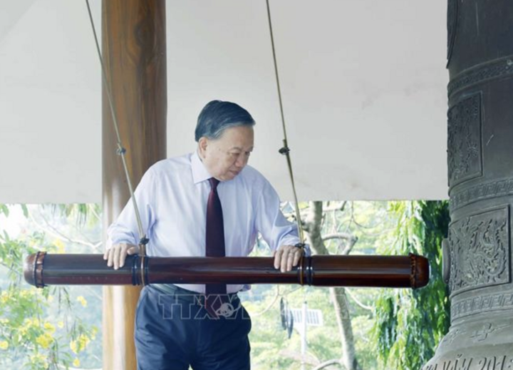 Tổng Bí thư, Chủ tịch nước Tô Lâm thỉnh chuông tại Nghĩa trang Liệt sĩ Tân Biên (Nghĩa trang Liệt sĩ Đồi 82). (Ảnh: Thống Nhất/TTXVN)