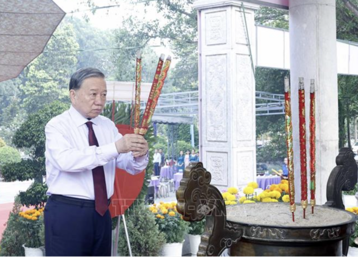Tổng Bí thư, Chủ tịch nước Tô Lâm dâng hương tưởng niệm, tri ân các Anh hùng - Liệt sĩ tại Nghĩa trang Liệt sĩ Tân Biên (Nghĩa trang Liệt sĩ Đồi 82). (Ảnh: Thống Nhất/TTXVN)