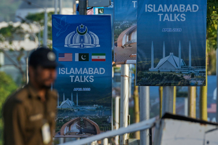 Các tấm poster về đàm phán giữa Mỹ và Iran tại Islamabad, Pakistan, ngày 25/4/2026. (Ảnh: AP/Anjum Naveed)
