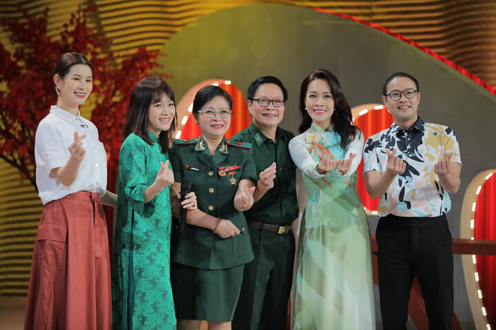 NSND Hà Vy có chồng là nhạc sĩ, nhiếp ảnh gia Hoàng Bình và con gái là BTV Hoàng Trang.