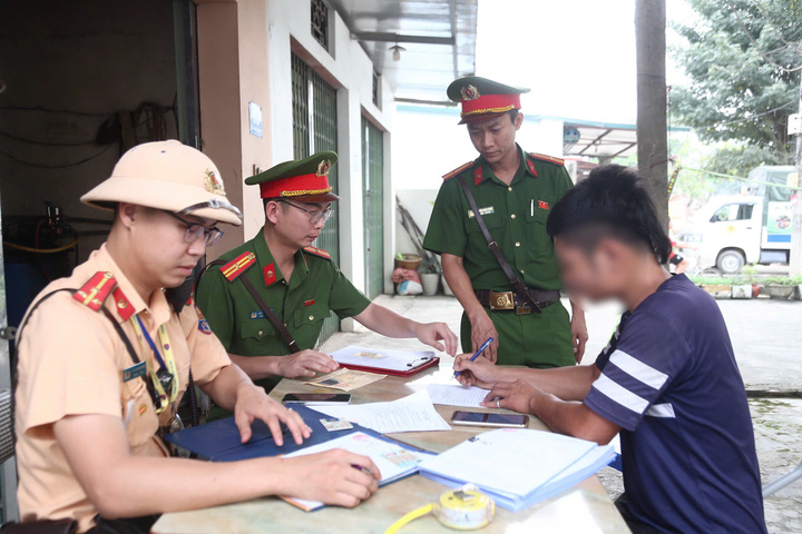 CSGT lập biên bản xử phạt một tài xế vi phạm.